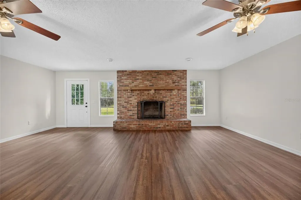 615 Thompson Road Lithia FL 33547