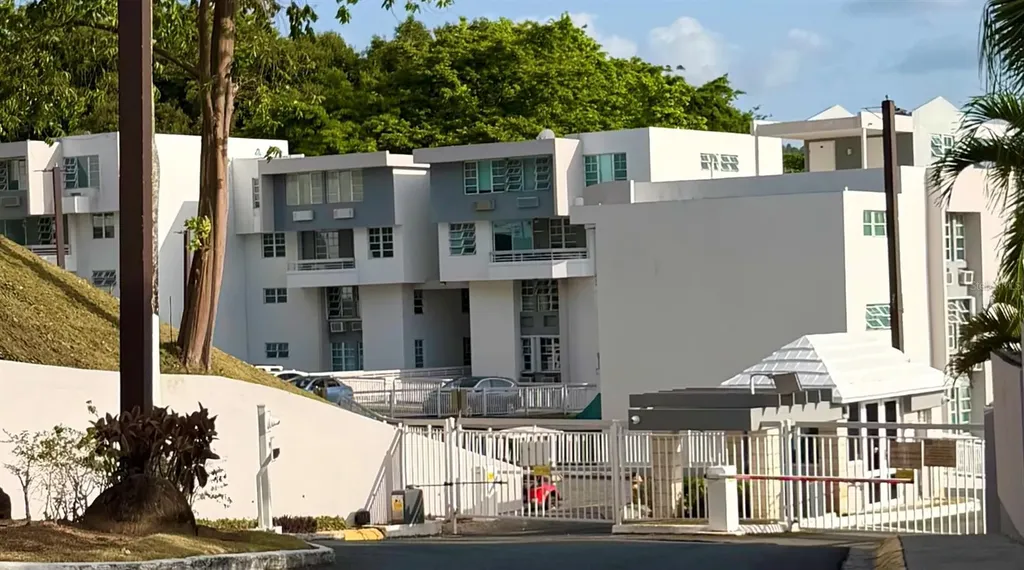 13 Camino Los Baez Cond El Bosque Guaynabo PR 00971