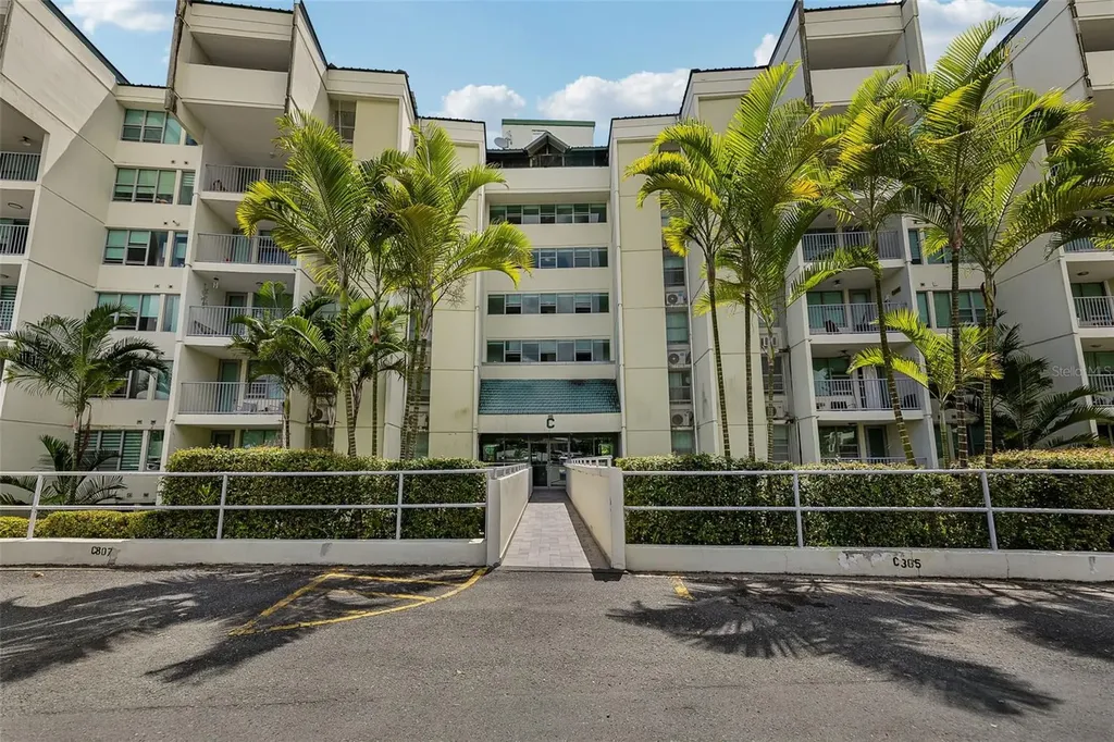 37 Cond Atrium Park Regina Medina Guaynabo PR 00969