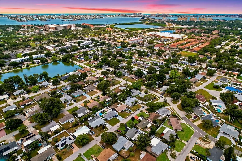 9813 51st Avenue N St Petersburg FL 33708