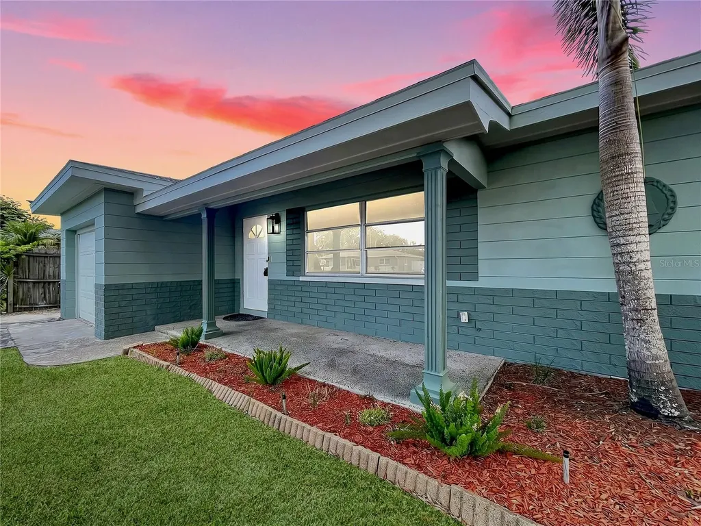 9813 51st Avenue N St Petersburg FL 33708