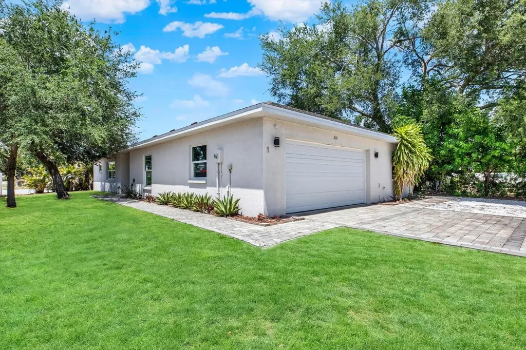 2011 Outer Drive Sarasota FL 34231