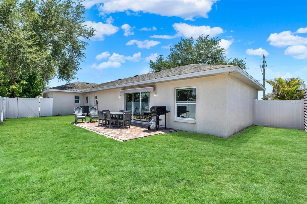 2011 Outer Drive Sarasota FL 34231