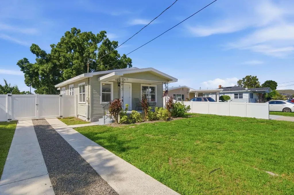 2704 W Leroy Street Tampa FL 33607