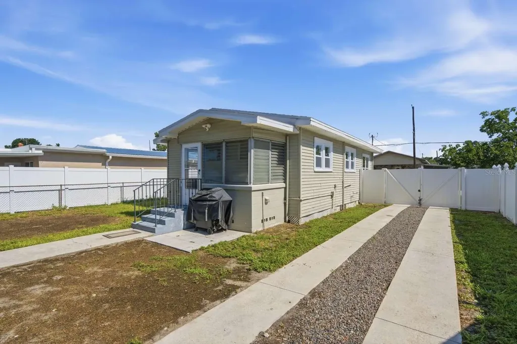 2704 W Leroy Street Tampa FL 33607