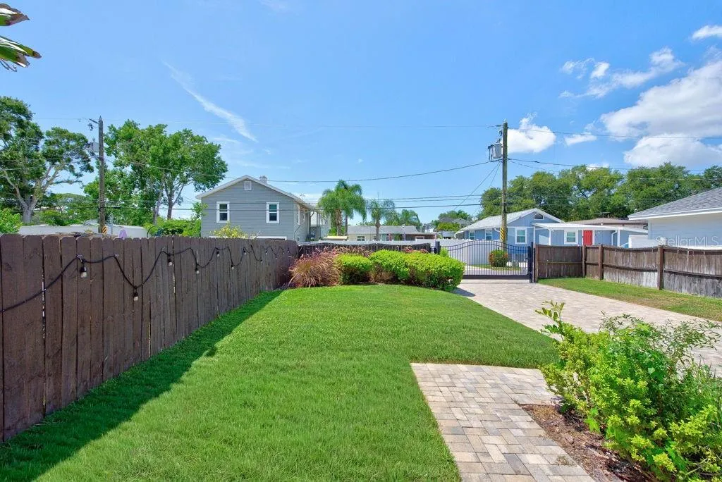626 35th Avenue N St Petersburg FL 33704