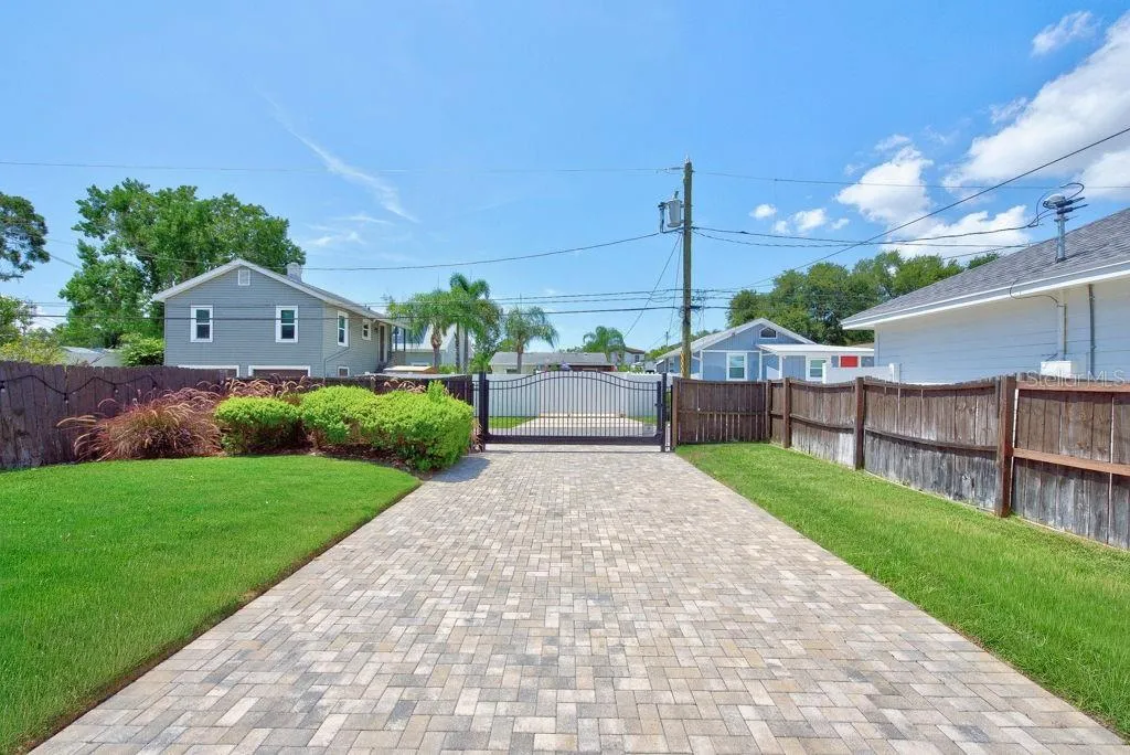 626 35th Avenue N St Petersburg FL 33704