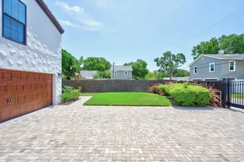 626 35th Avenue N St Petersburg FL 33704