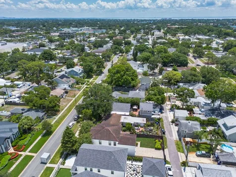 626 35th Avenue N St Petersburg FL 33704