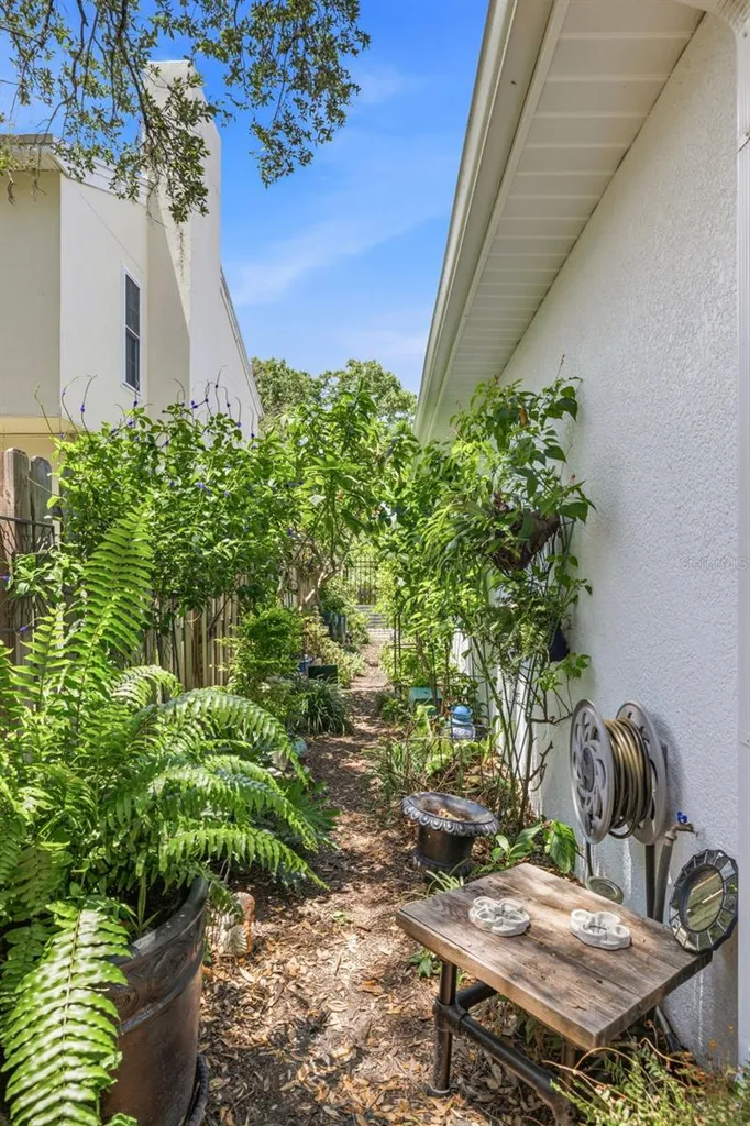 3210 W Villa Rosa Street Tampa FL 33611