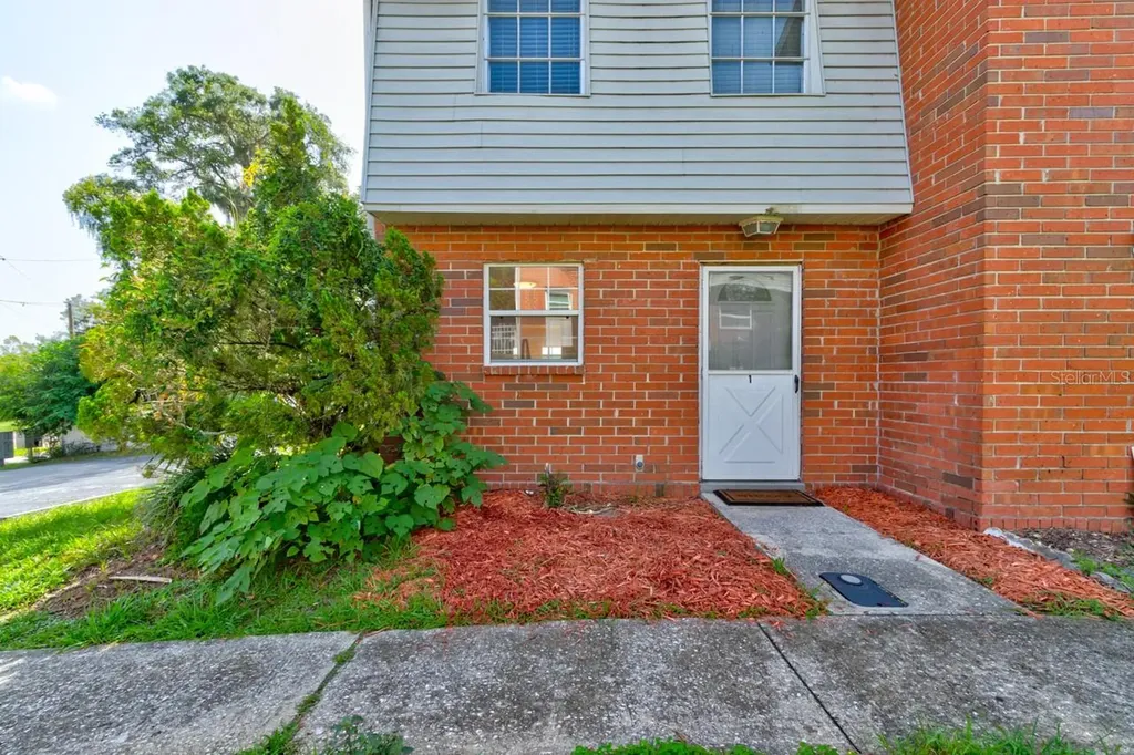 621 W Indiana Avenue Deland FL 32720