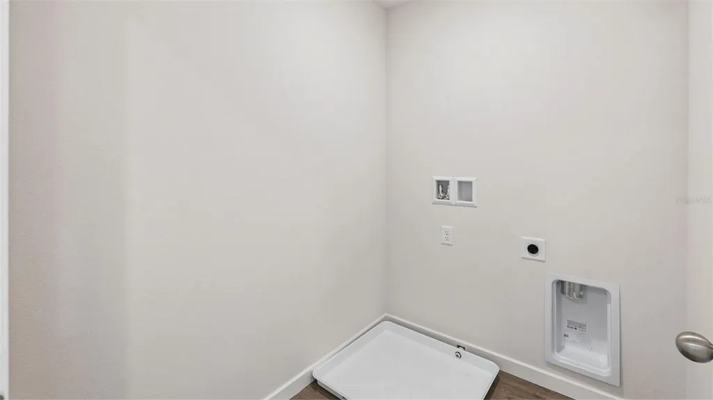 988 Pinewood Street Kissimmee FL 34744