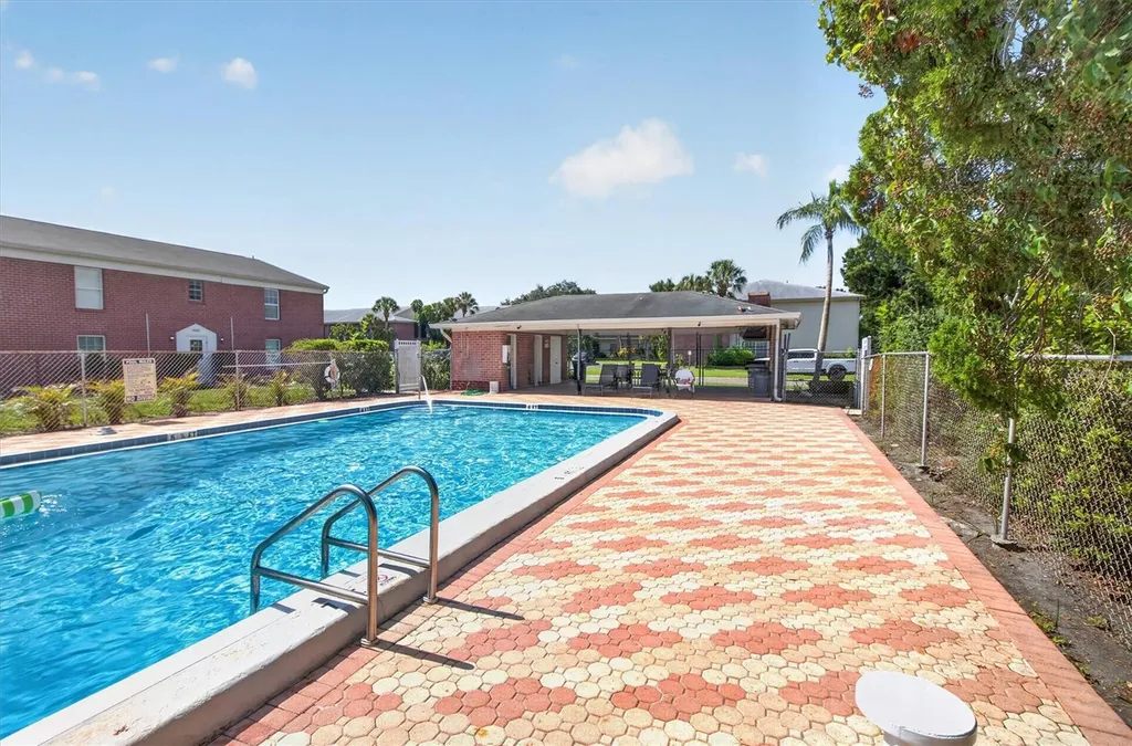 8522 10th Street N St Petersburg FL 33702