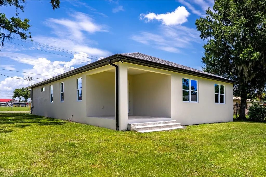 2203 W Lowry Avenue Plant City FL 33563