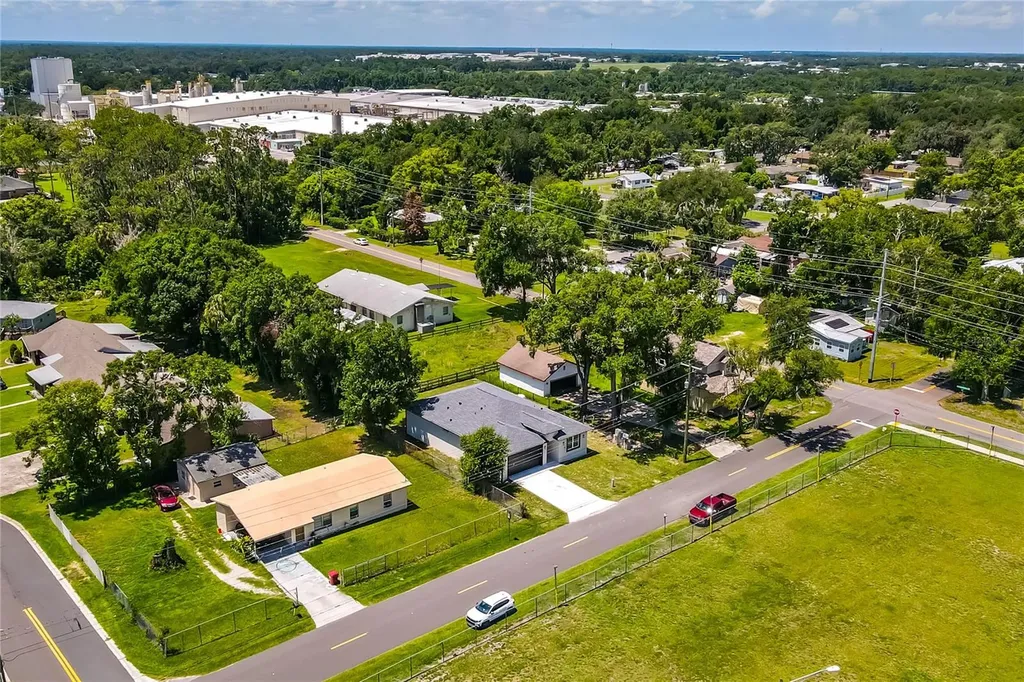 2203 W Lowry Avenue Plant City FL 33563