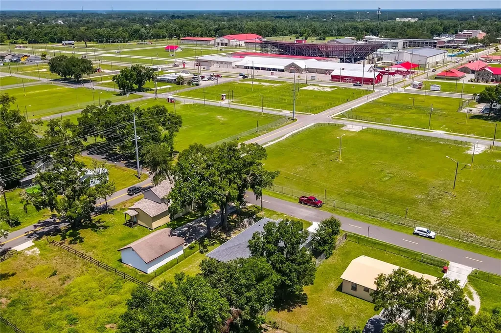 2203 W Lowry Avenue Plant City FL 33563