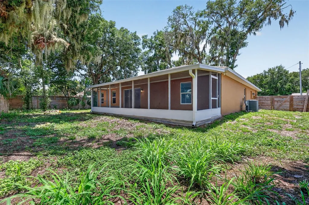 74 N Oak Avenue Umatilla FL 32784