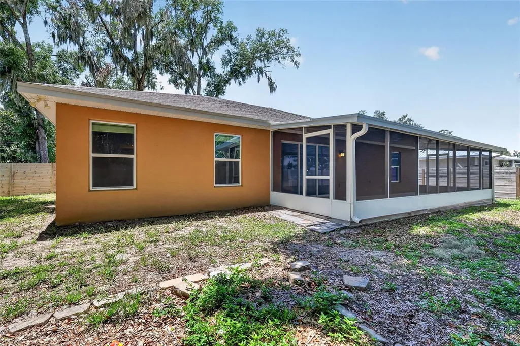 74 N Oak Avenue Umatilla FL 32784