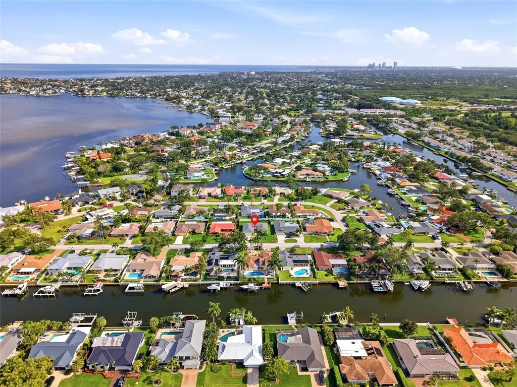 2022 Tanglewood Drive NE St Petersburg FL 33702