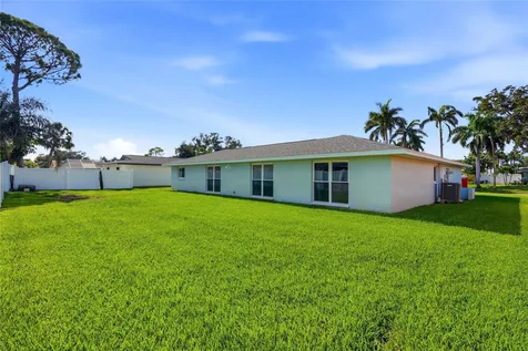 2022 Tanglewood Drive NE St Petersburg FL 33702