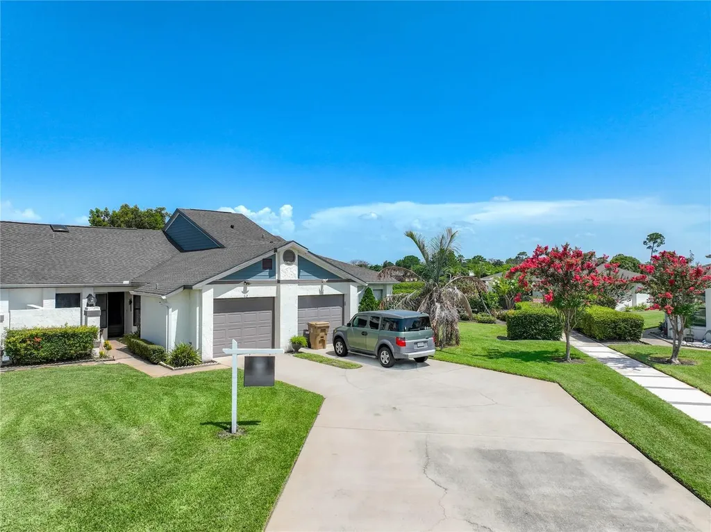 62 Lakepointe Circle Kissimmee FL 34743