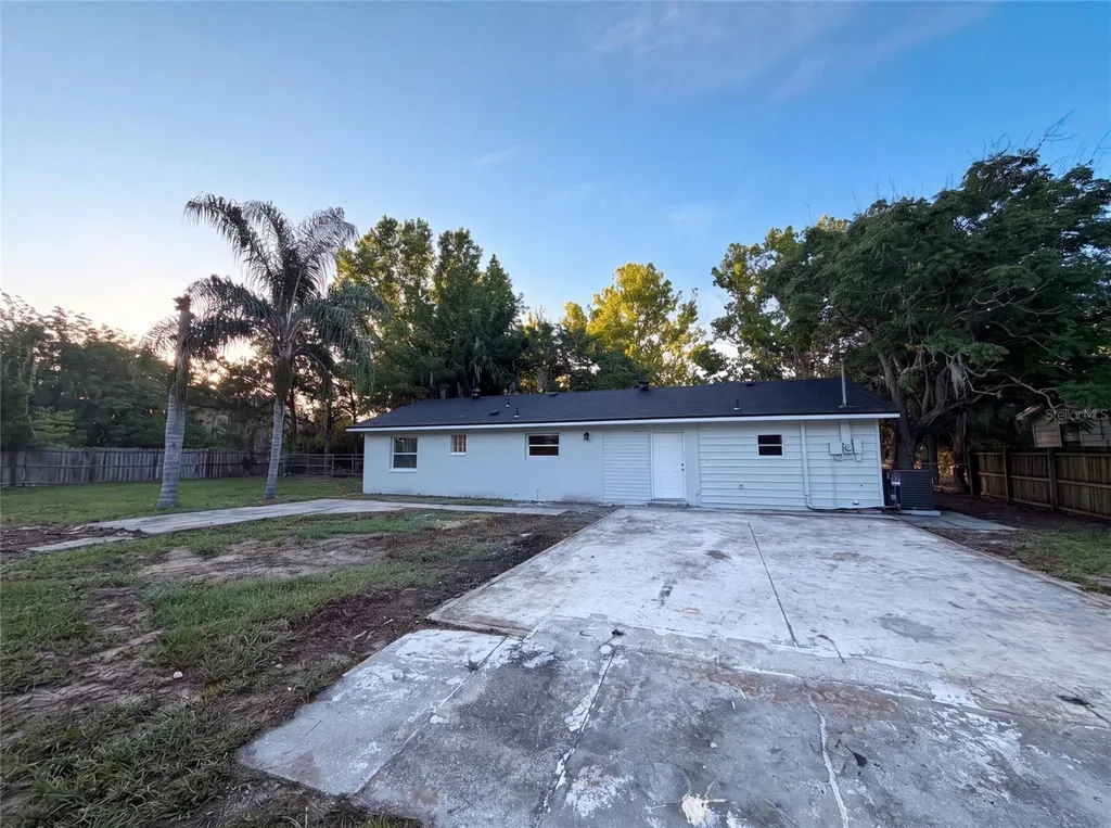827 Dora Avenue Tavares FL 32778