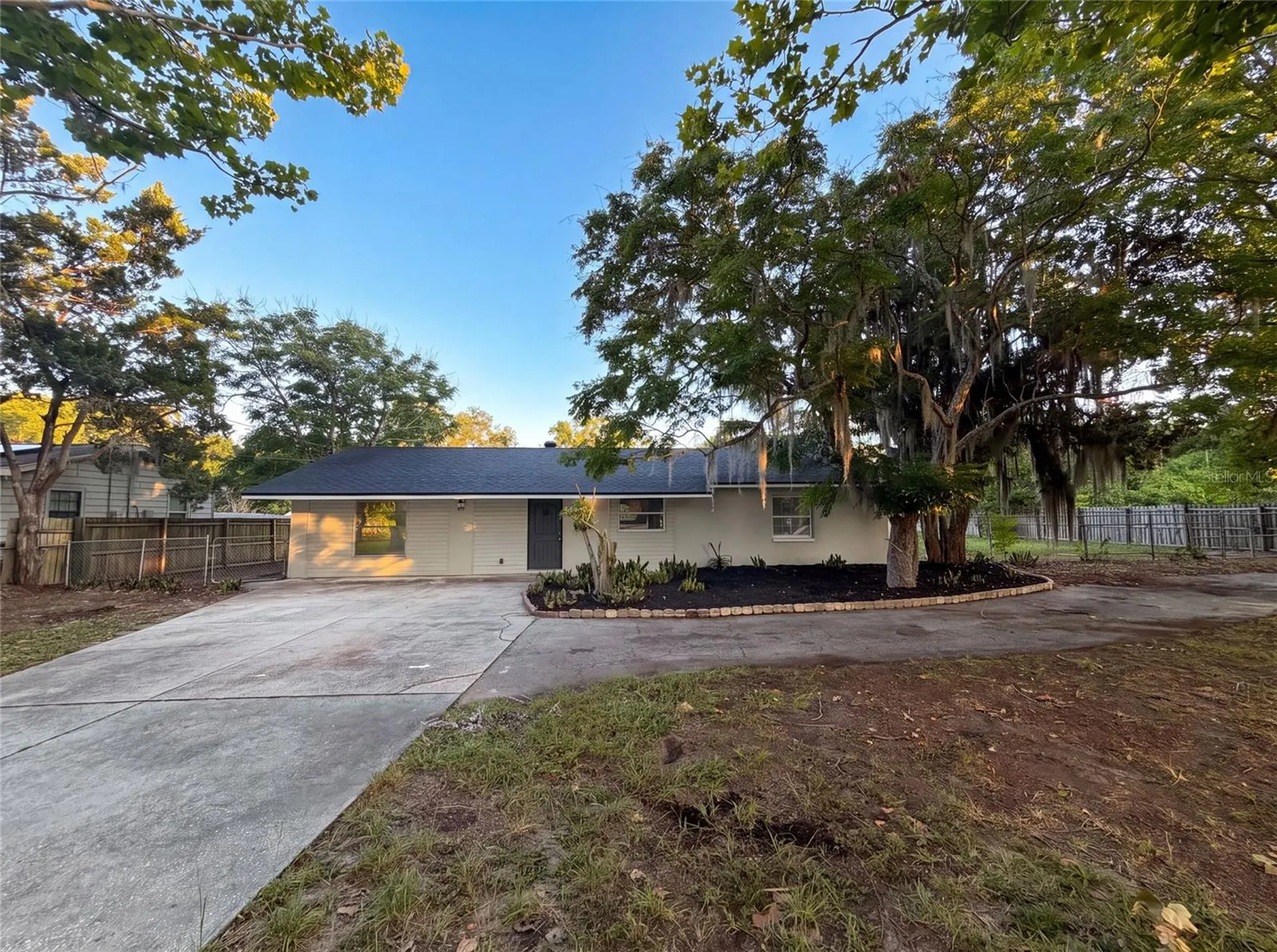827 Dora Avenue Tavares FL 32778