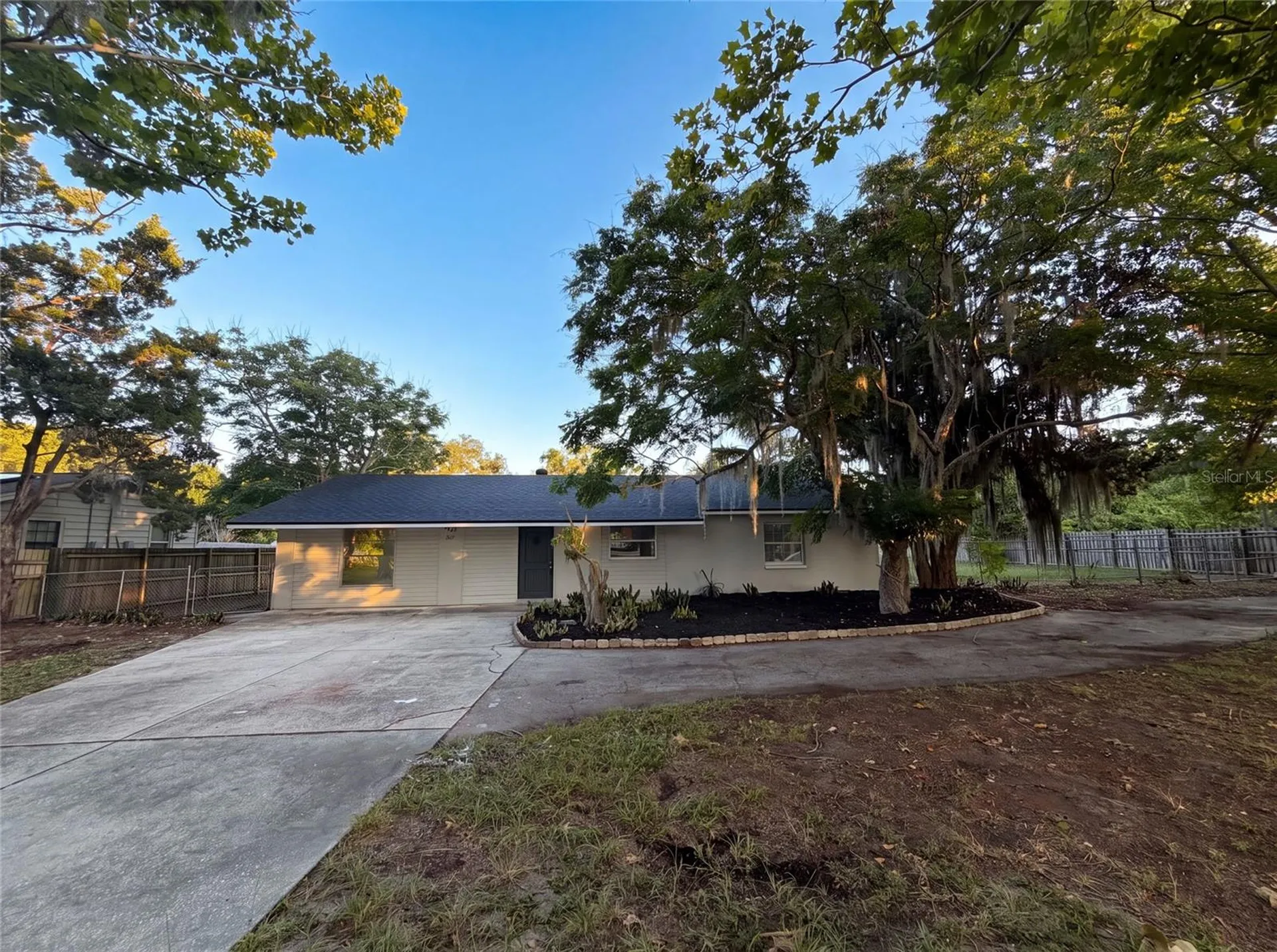 827 Dora Avenue Tavares FL 32778