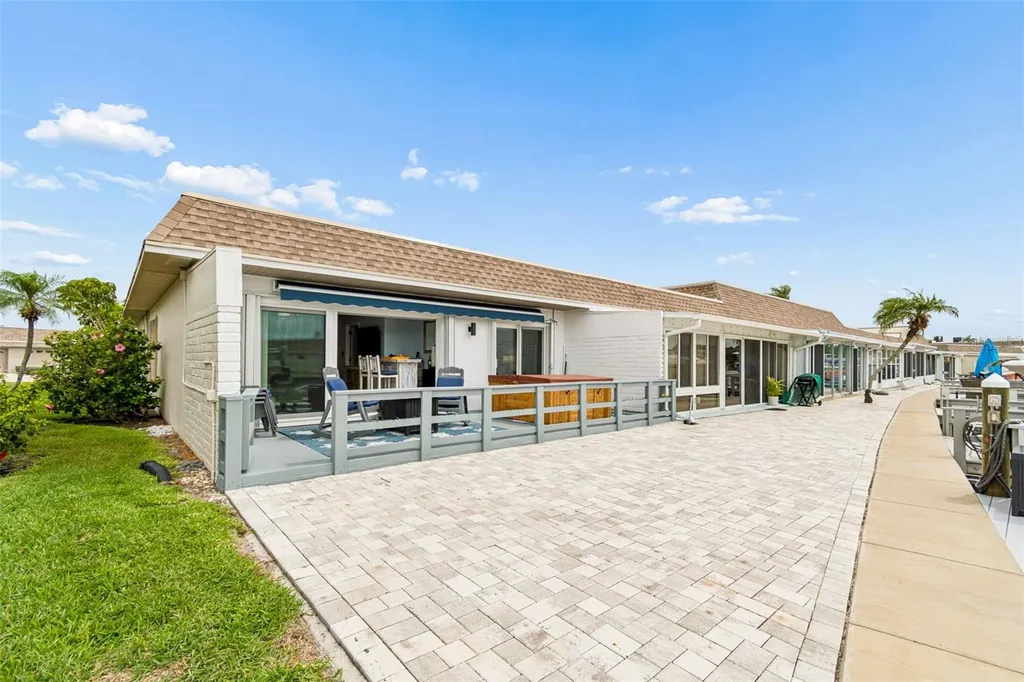 392 Boca Ciega Point Boulevard N St Petersburg FL 33708