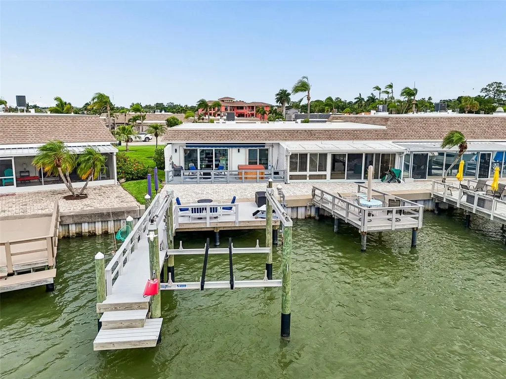 392 Boca Ciega Point Boulevard N St Petersburg FL 33708