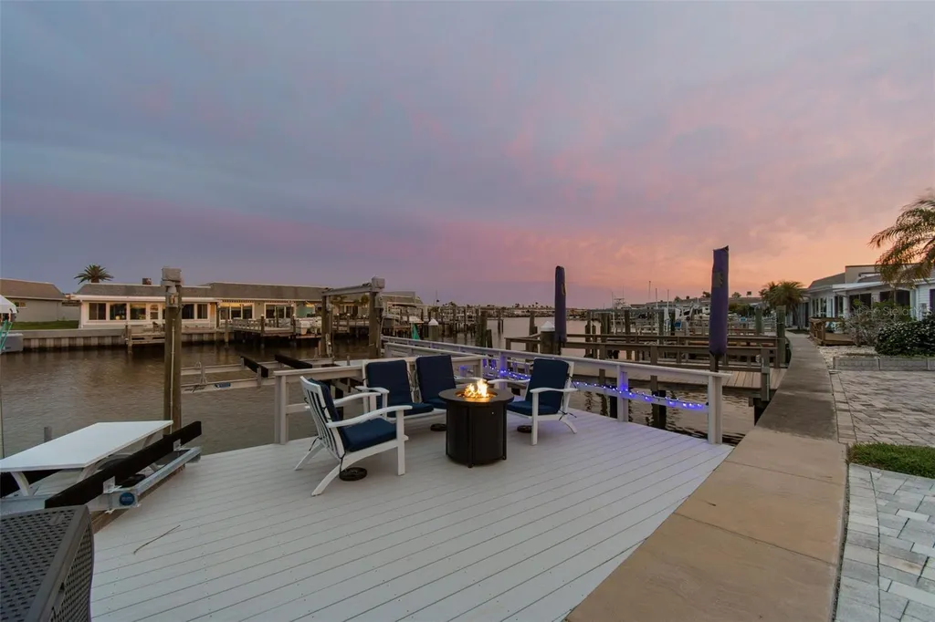392 Boca Ciega Point Boulevard N St Petersburg FL 33708
