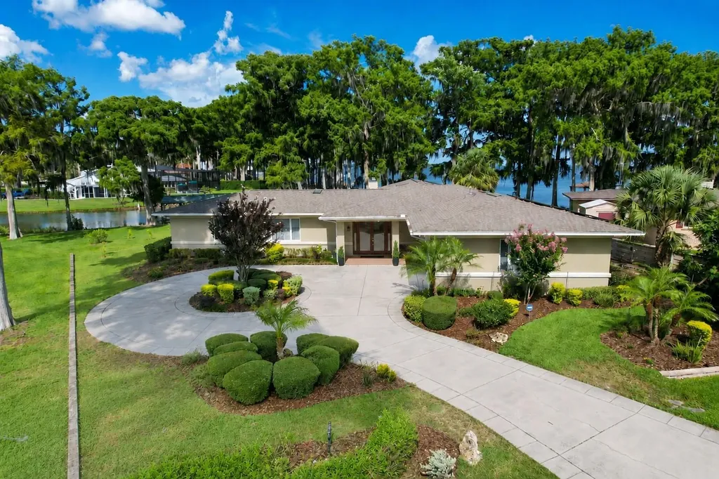 1000 Loves Point Drive Leesburg FL 34748