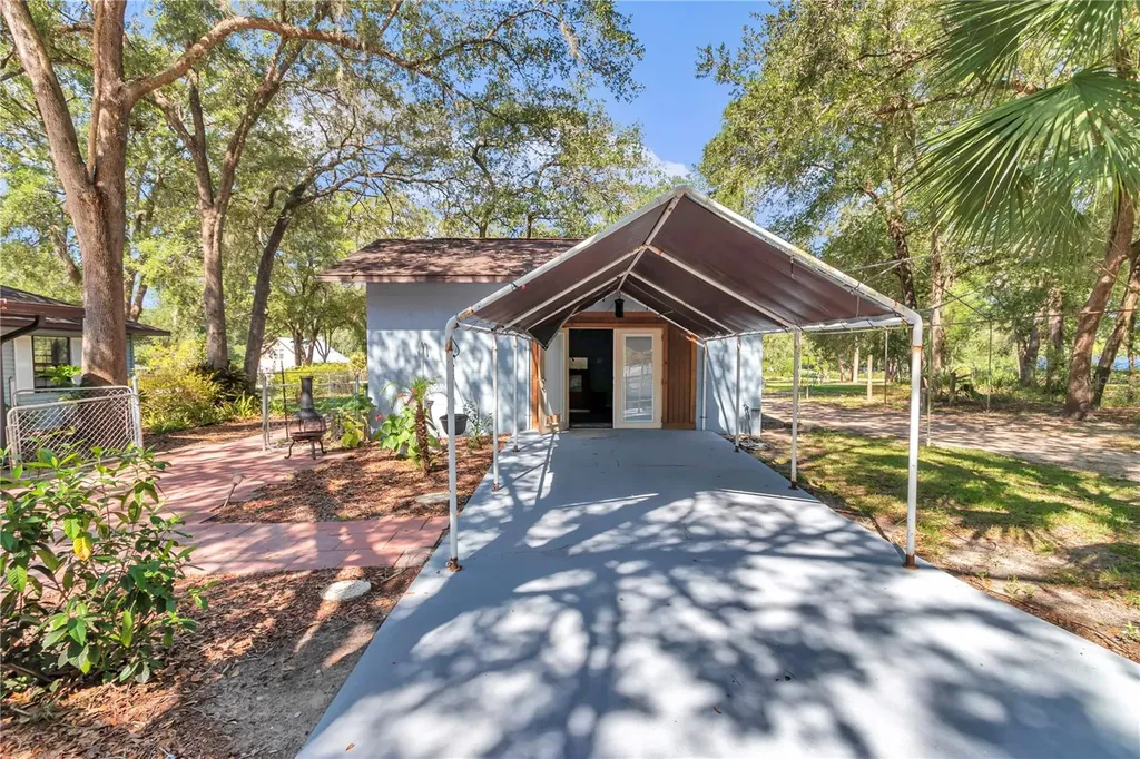 16365 SE 17th Street Ocklawaha FL 32179