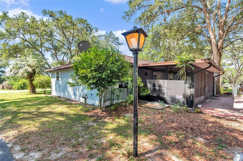 16365 SE 17th Street Ocklawaha FL 32179