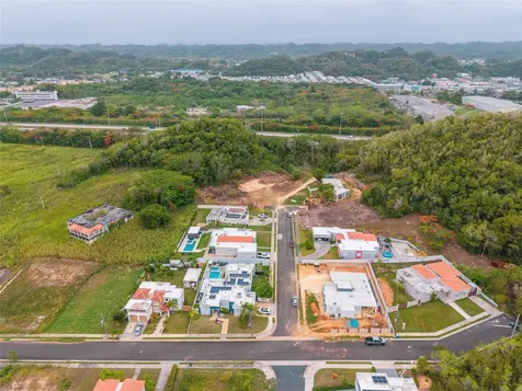 Urb. Reparto Rosello Manati PR 00674