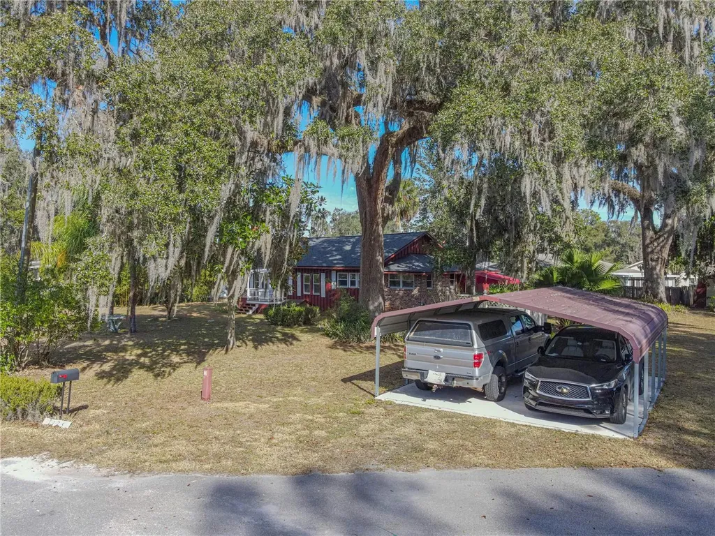 1175 Cr 463b Lake Panasoffkee FL 33538