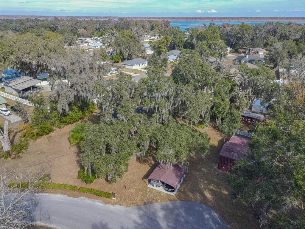 1175 Cr 463b Lake Panasoffkee FL 33538