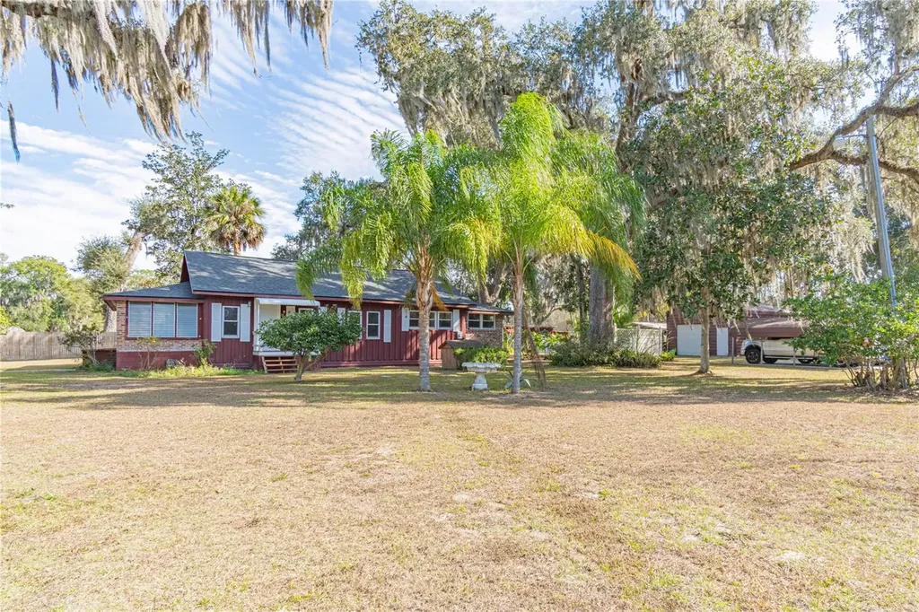 1175 Cr 463b Lake Panasoffkee FL 33538