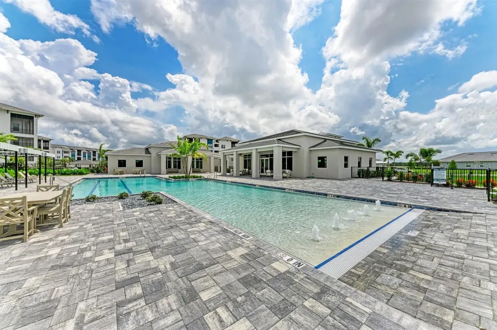 10016 Rembrandt Way Bradenton FL 34201