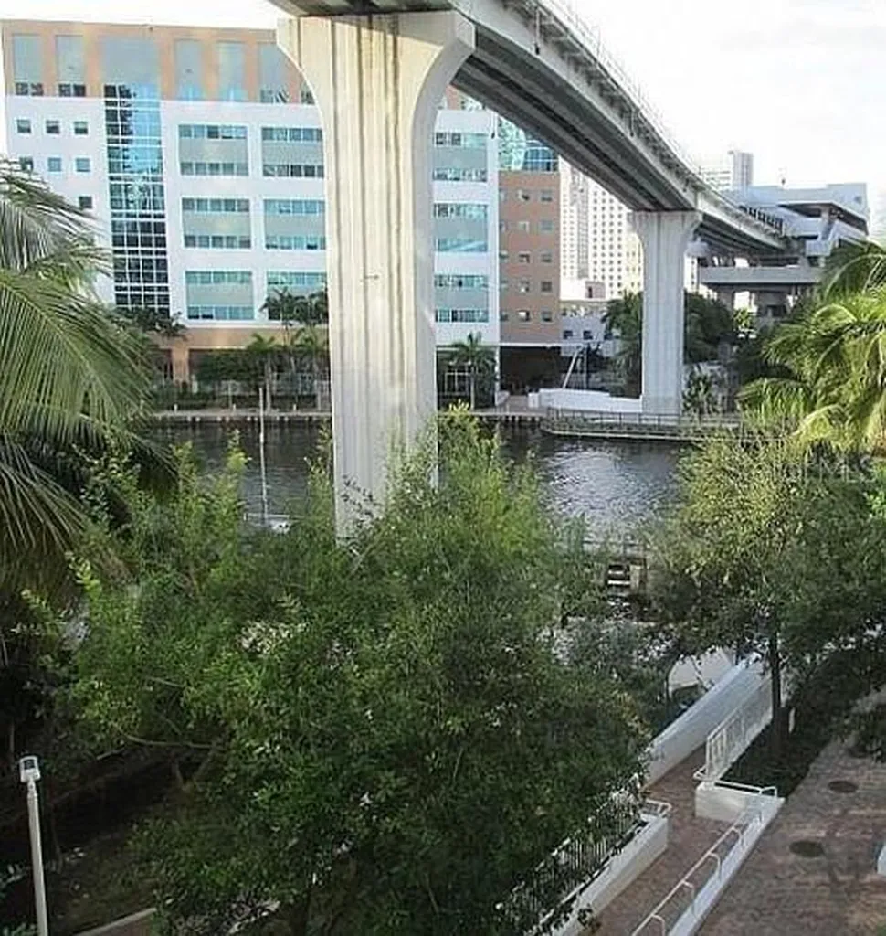 31 SE 5th Street Miami FL 33131