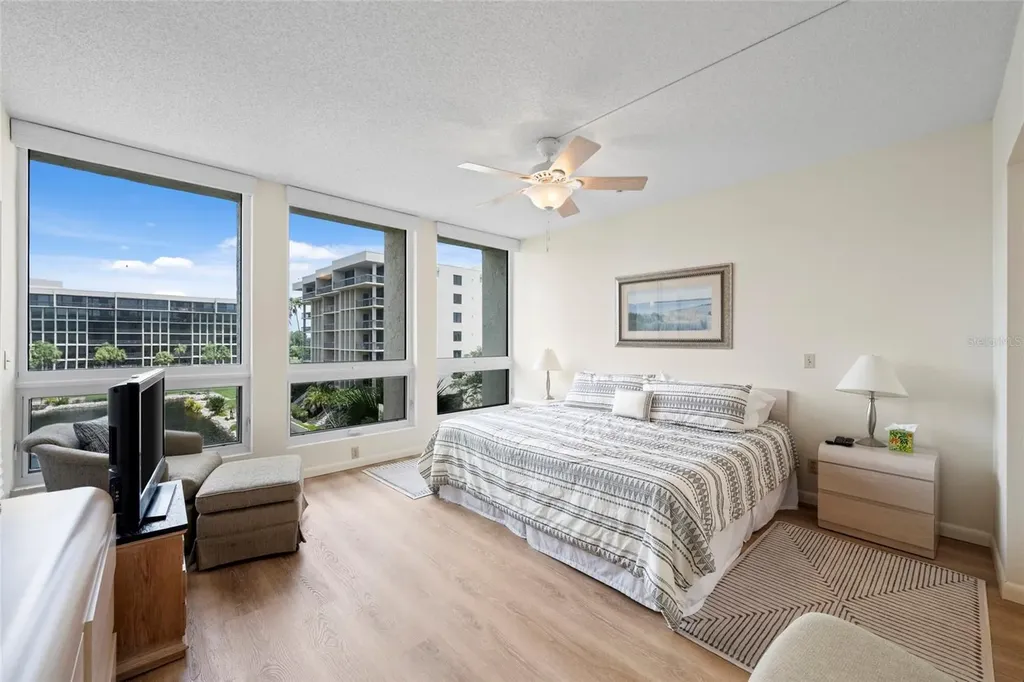 1095 Gulf Of Mexico Drive Longboat Key FL 34228