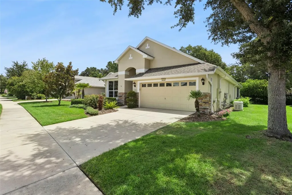 8270 Bridgeport Bay Circle Mount Dora FL 32757