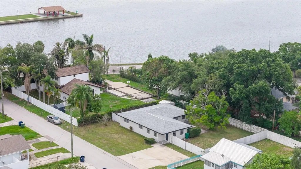2421 Linsey Street Tampa FL 33605
