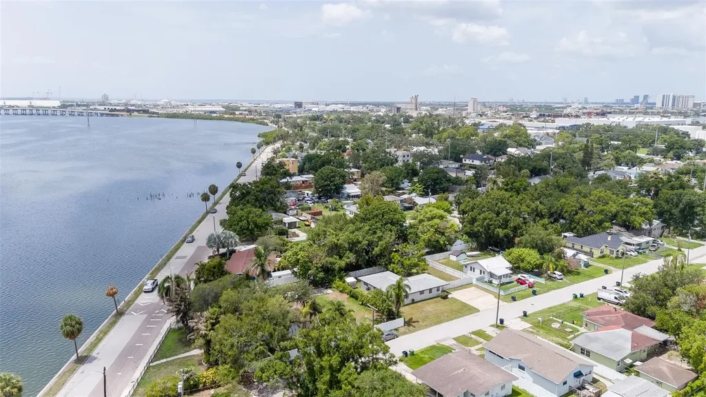 2421 Linsey Street Tampa FL 33605