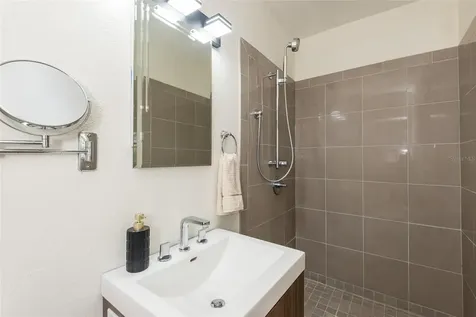 2421 Linsey Street Tampa FL 33605