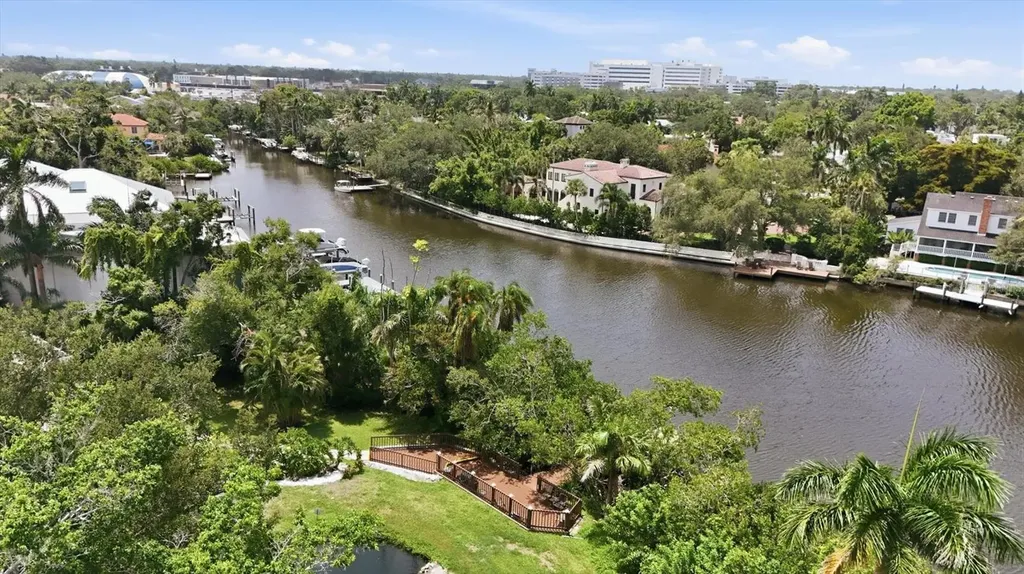 850 S Tamiami Trail Sarasota FL 34236