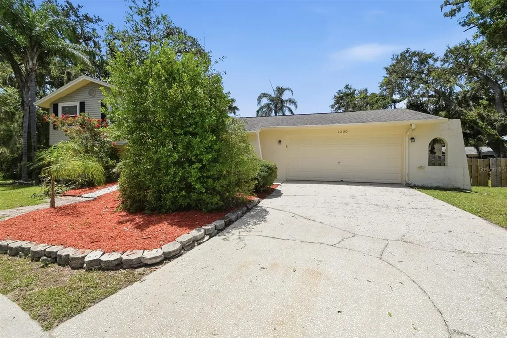 1200 Lake Valrico Lane Valrico FL 33594