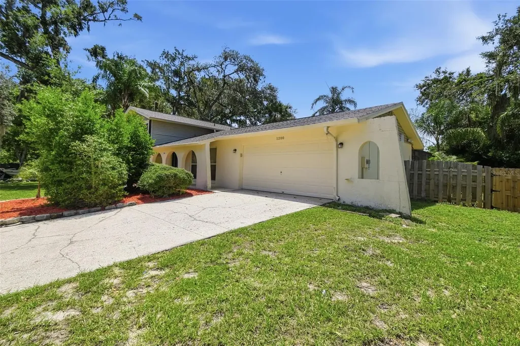 1200 Lake Valrico Lane Valrico FL 33594