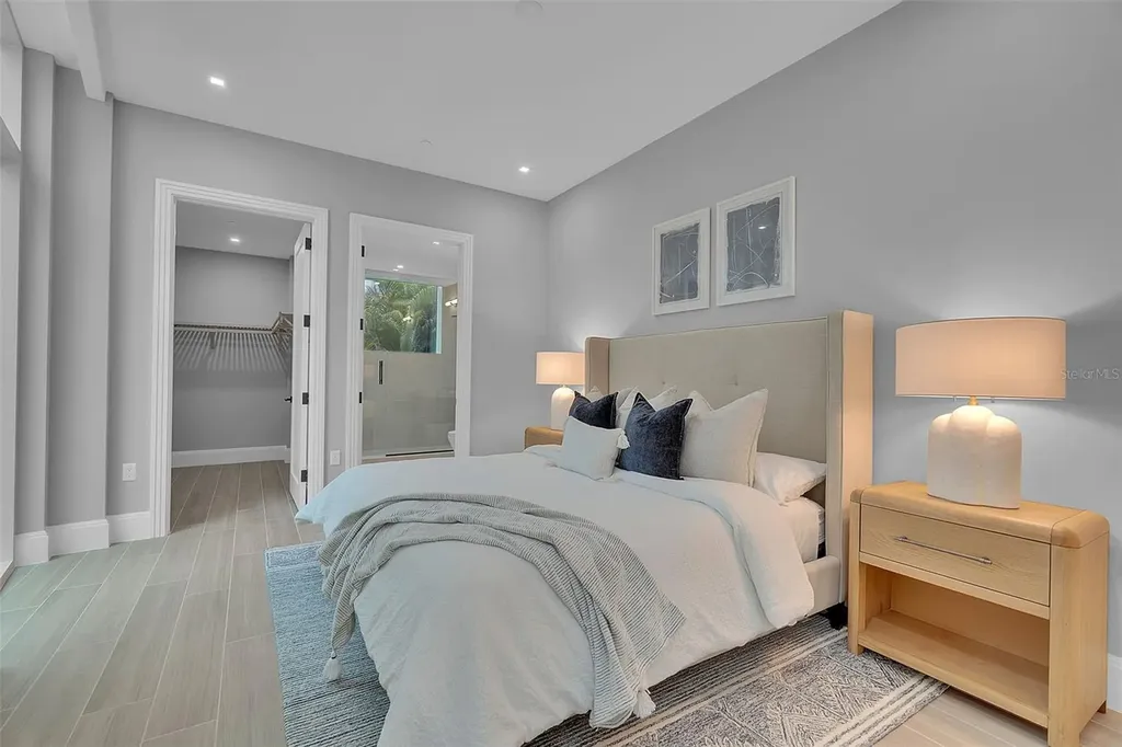 70 Avenida Veneccia Sarasota FL 34242