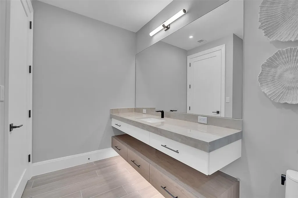 70 Avenida Veneccia Sarasota FL 34242